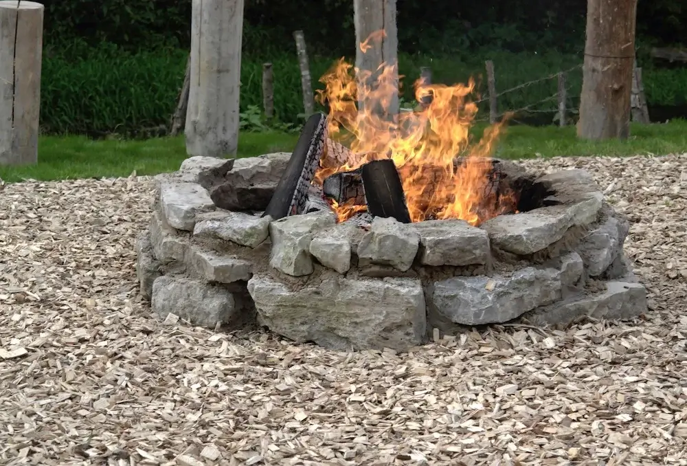 besthomegear.com building fire pit with natural stones