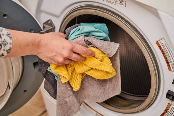 cleaning with microfiber cloths - best home gear